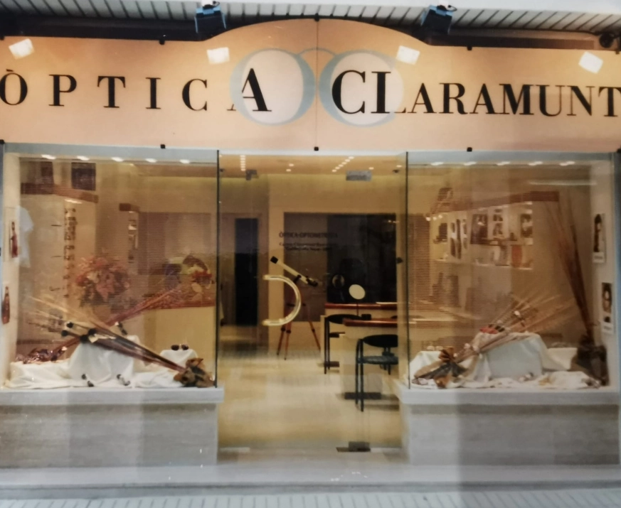 Façana de la primera Òptica Claramunt a Calella l’abril de 1992