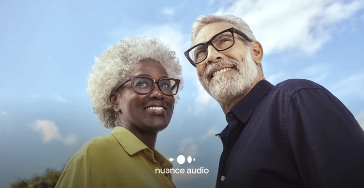 Parella somrient amb les ulleres Nuance Audio