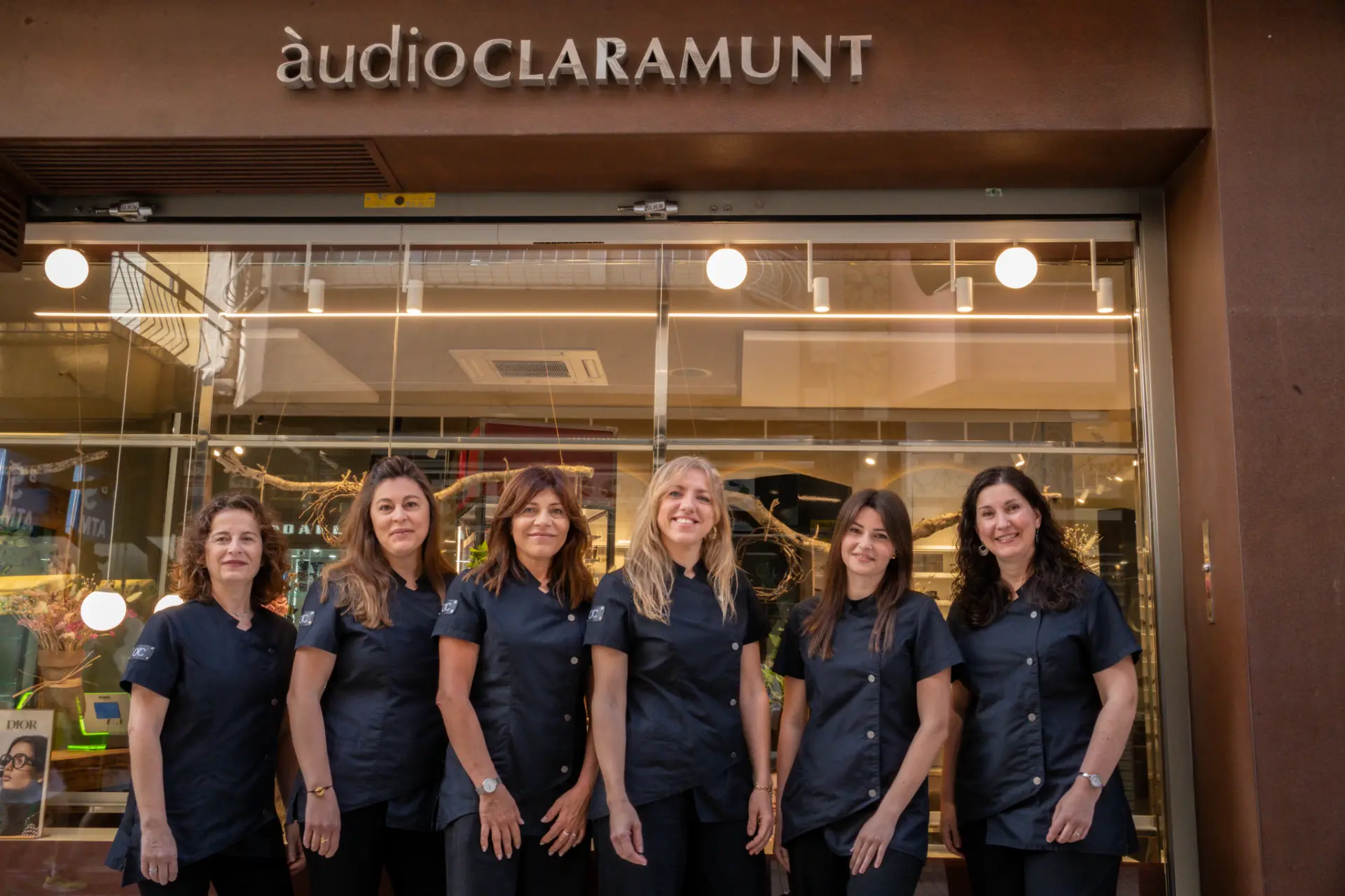 L’equip d’Òptica Claramunt davant la botiga de Calella